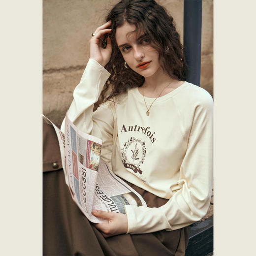 OLrain欧芮儿美式复古T恤女早春2024年新款杏色印花字母插肩长袖 商品图1