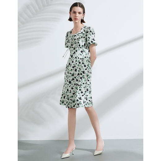 EITIE爱特爱夏季新款泡泡袖收腰温柔桃心领显瘦通勤连衣裙7807530 商品图1