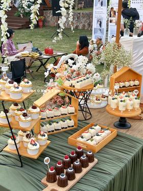 「户外草地婚礼」甜品台案例