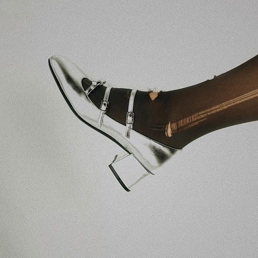 BIUCILI 「kilig」非对称原创 银色蝴蝶结粗跟玛丽珍芭比单鞋女 商品图2