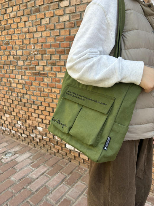 【毛姆诞辰150周年纪念】毛姆签名刺绣托特包  （预计 2024.10月底发货） 商品图3