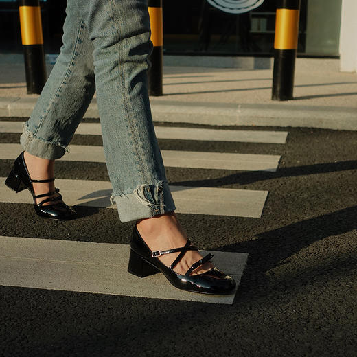 BIUCILI 「kilig」非对称原创 银色蝴蝶结粗跟玛丽珍芭比单鞋女 商品图4