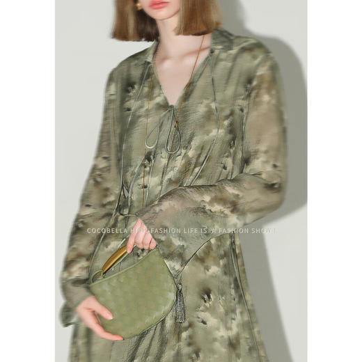 【限时秒杀】COCOBELLA写意晕染印花连衣裙女开衩喇叭袖高腰茶歇裙FR3007 商品图1