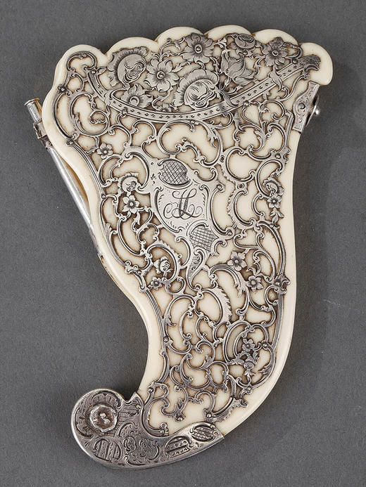 独角鹿西洋古董19世纪中期法国出品花卉卷叶造型镂空银雕珍稀材质扇形舞会记事本 商品图0