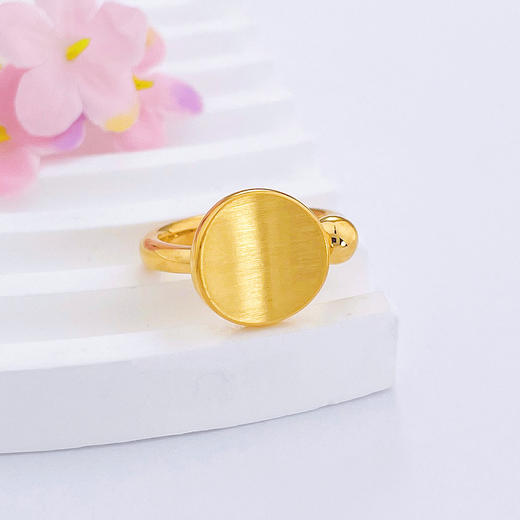 【限时克减150元】足金 无氰5D硬金固口戒指拉丝弧面个性几何圆牌女戒(RWW00675)（预售产品下单后不退款不退货不换货不补差价）（预售产品下单后不退款不退货不换货不补差价） 商品图1