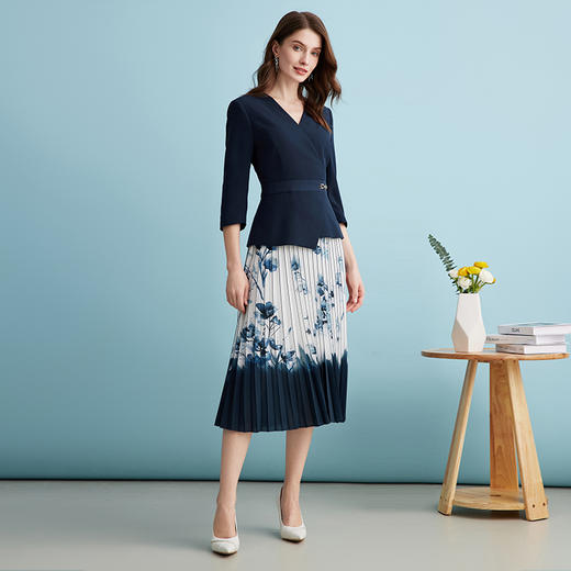 EITIE爱特爱新中式青花百褶收腰假两件V领气质连衣裙春季新款 商品图1