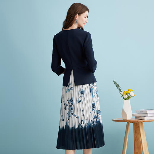 EITIE爱特爱新中式青花百褶收腰假两件V领气质连衣裙春季新款 商品图4