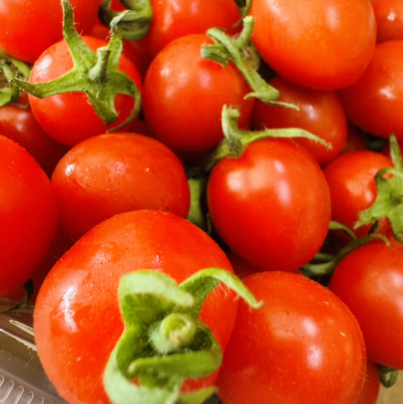 玲珑千禧小番茄，肉厚皮薄，咬一口，清甜的果汁马上喷涌而出。浓郁原始又清爽的番茄滋味爽口又怡人～好吃！停不下来！