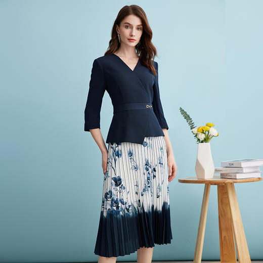 EITIE爱特爱新中式青花百褶收腰假两件V领气质连衣裙春季新款 商品图3