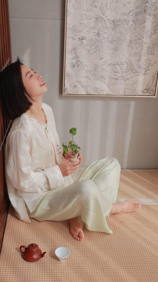 【2026东衣作】V领小衫（24710238山矾） 商品图3