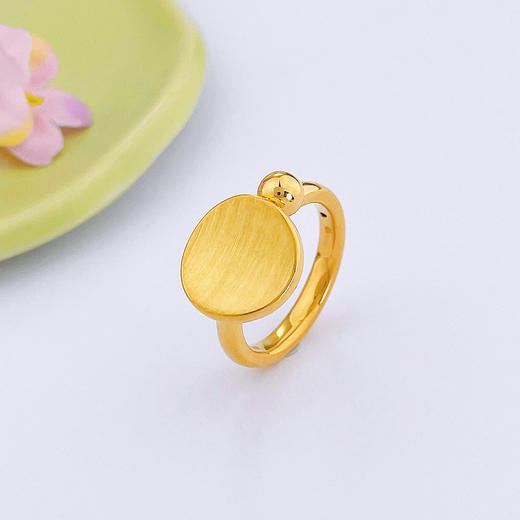 【限时克减150元】足金 无氰5D硬金固口戒指拉丝弧面个性几何圆牌女戒(RWW00675)（预售产品下单后不退款不退货不换货不补差价）（预售产品下单后不退款不退货不换货不补差价） 商品图0