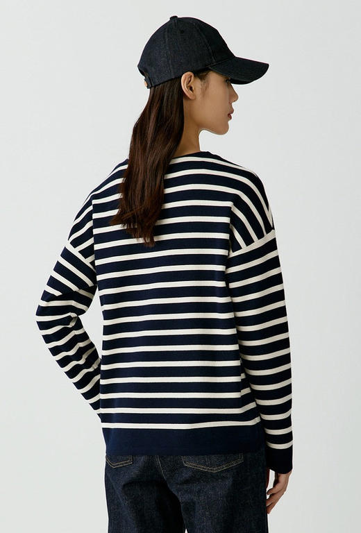 半精纺棉羊绒针织衫 条纹设计明快有活力 棉纱与山羊绒混纺 半精纺工艺条干均匀 恰当松量 领型独特 商品图3