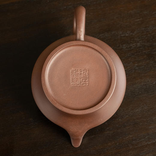 《高水扁壶》 穆明龙  高级工艺美术师、高级泥料工程师、宜兴紫砂工厂特级练泥师、中国工艺美术学会会员、实力派创新型陶艺家 商品图3