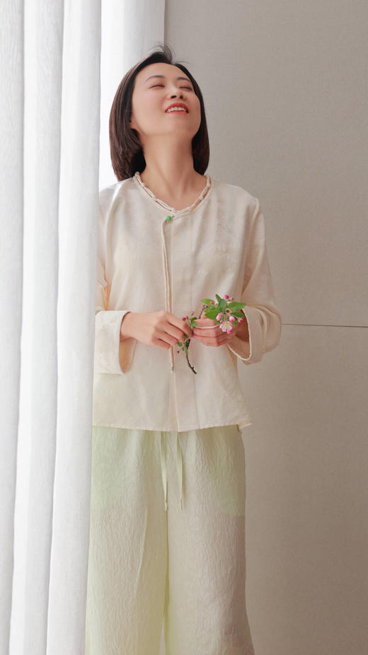 【2026东衣作】V领小衫（24710238山矾） 商品图2