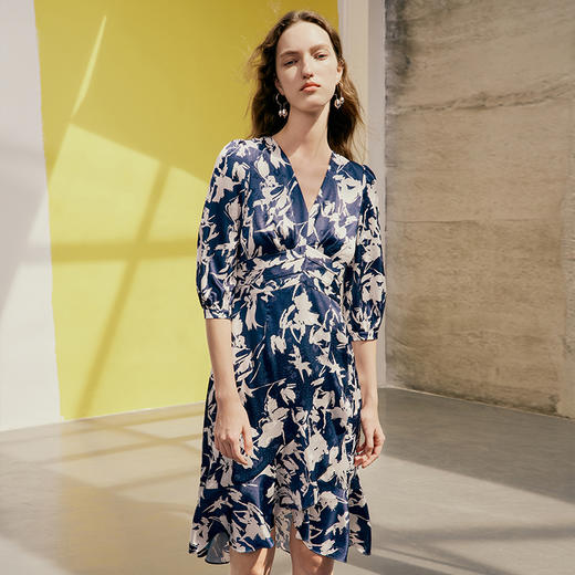 EITIE爱特爱夏季新款V领印花时尚气质连衣裙7407123 商品图4