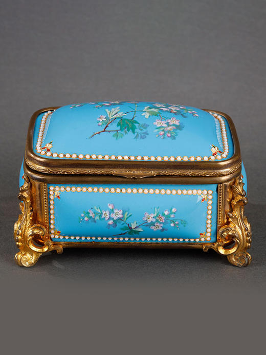 独角鹿西洋古董19世纪末法国出品铜鎏金精雕镶嵌珐琅彩绘瓷制花卉主题珍宝盒 商品图0