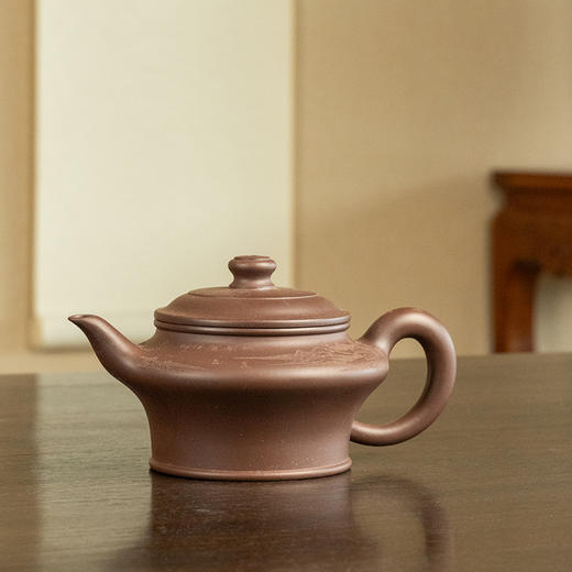 《高水扁壶》 穆明龙  高级工艺美术师、高级泥料工程师、宜兴紫砂工厂特级练泥师、中国工艺美术学会会员、实力派创新型陶艺家 商品图0