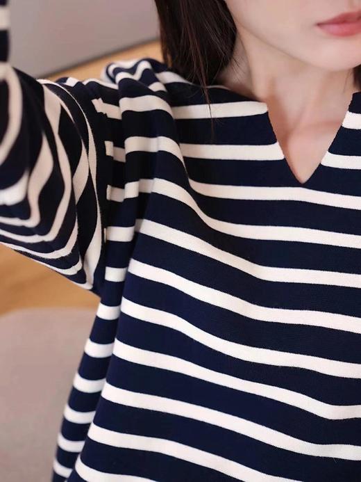 半精纺棉羊绒针织衫 条纹设计明快有活力 棉纱与山羊绒混纺 半精纺工艺条干均匀 恰当松量 领型独特 商品图5