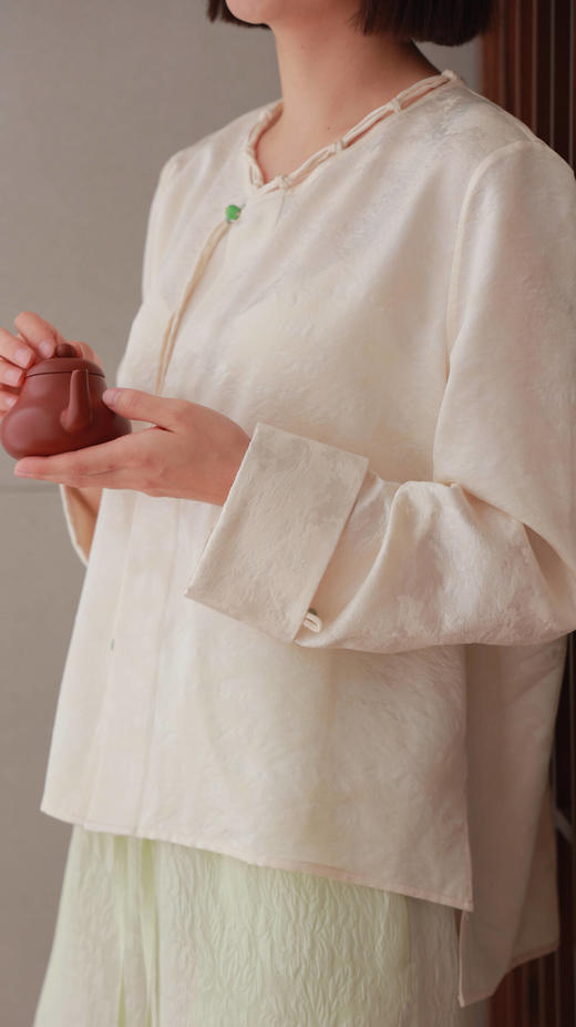 【2026东衣作】V领小衫（24710238山矾） 商品图1