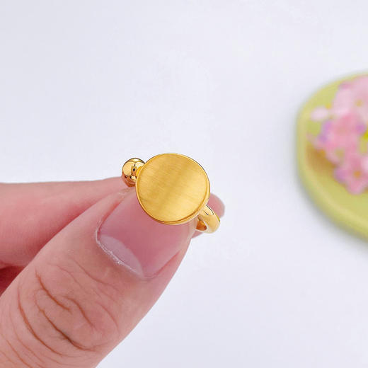 【限时克减150元】足金 无氰5D硬金固口戒指拉丝弧面个性几何圆牌女戒(RWW00675)（预售产品下单后不退款不退货不换货不补差价）（预售产品下单后不退款不退货不换货不补差价） 商品图2