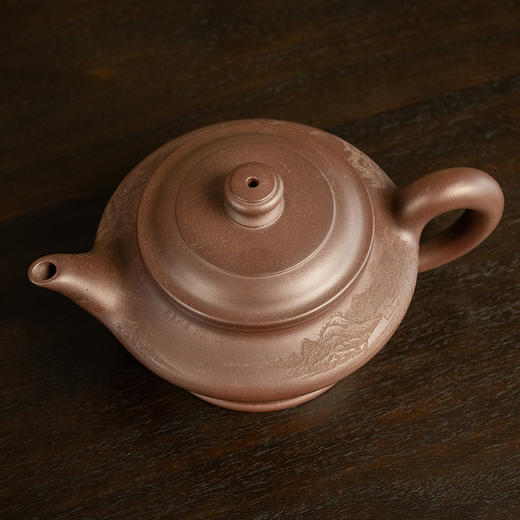 《高水扁壶》 穆明龙  高级工艺美术师、高级泥料工程师、宜兴紫砂工厂特级练泥师、中国工艺美术学会会员、实力派创新型陶艺家 商品图1