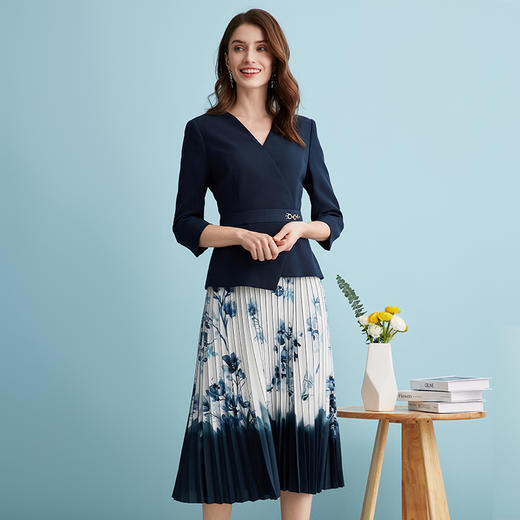 EITIE爱特爱新中式青花百褶收腰假两件V领气质连衣裙春季新款 商品图2