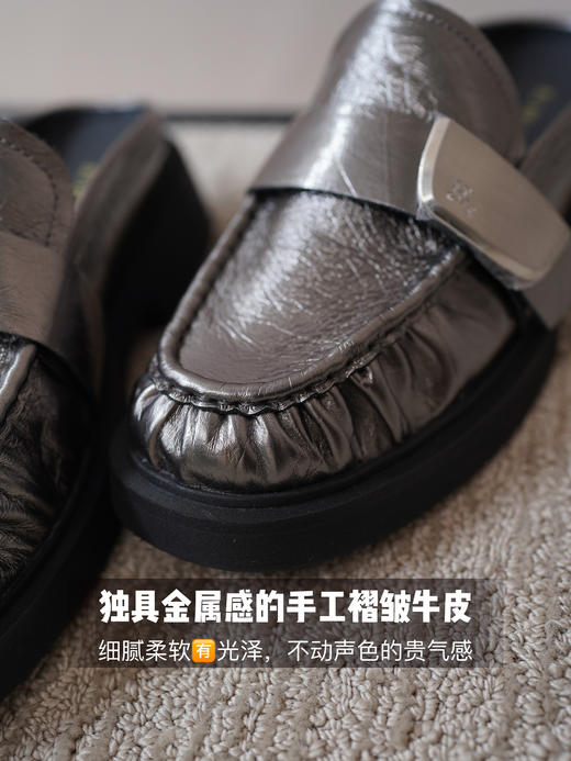 上脚chao轻盈！近4cm增高时髦一脚蹬乐福鞋！春夏新款懒人鞋！舒适好走轻松增高 金属褶皱头层牛皮工艺+定制chao轻盈鞋底，橡胶防滑大底（少量现货拍下立发） 商品图3