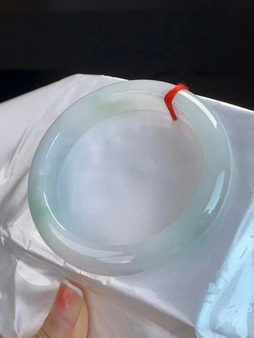 【云意轩珠宝上新】圈口：55.2，冰糯种带底色翡翠福镯，编号：302517，附鉴定证书 商品图3