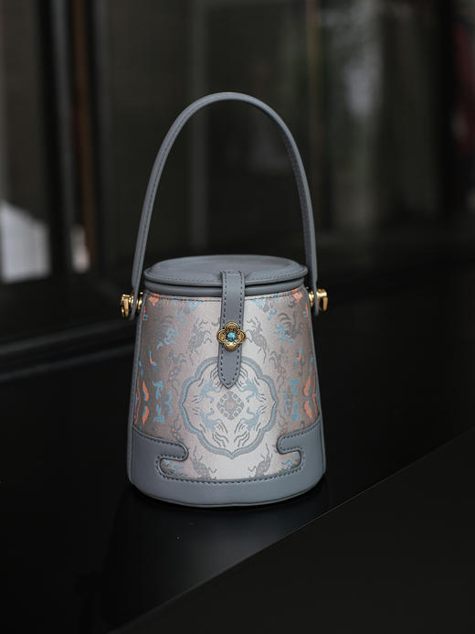 盛唐婧 |真丝宋锦鹤鹿同春水桶包[特价品](特殊商品不退不换) 商品图0