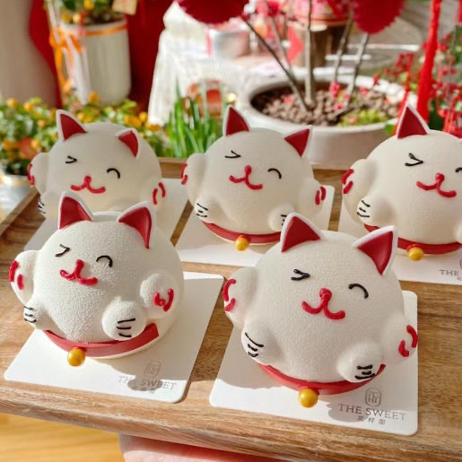 招财猫·草莓开心果慕斯