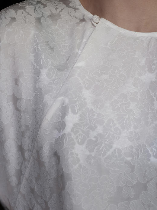 盛唐婧 |圆领团花丝麻提花宽袖上衣-白色 商品图1