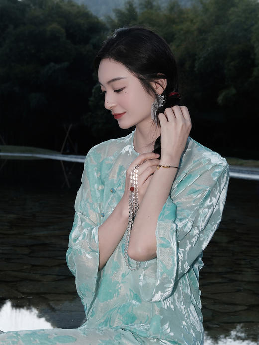 微瑕秒杀 | 盛唐婧 |蒂芙尼蓝国风丝绒上衣[特价品](特殊商品不退不换) 商品图4