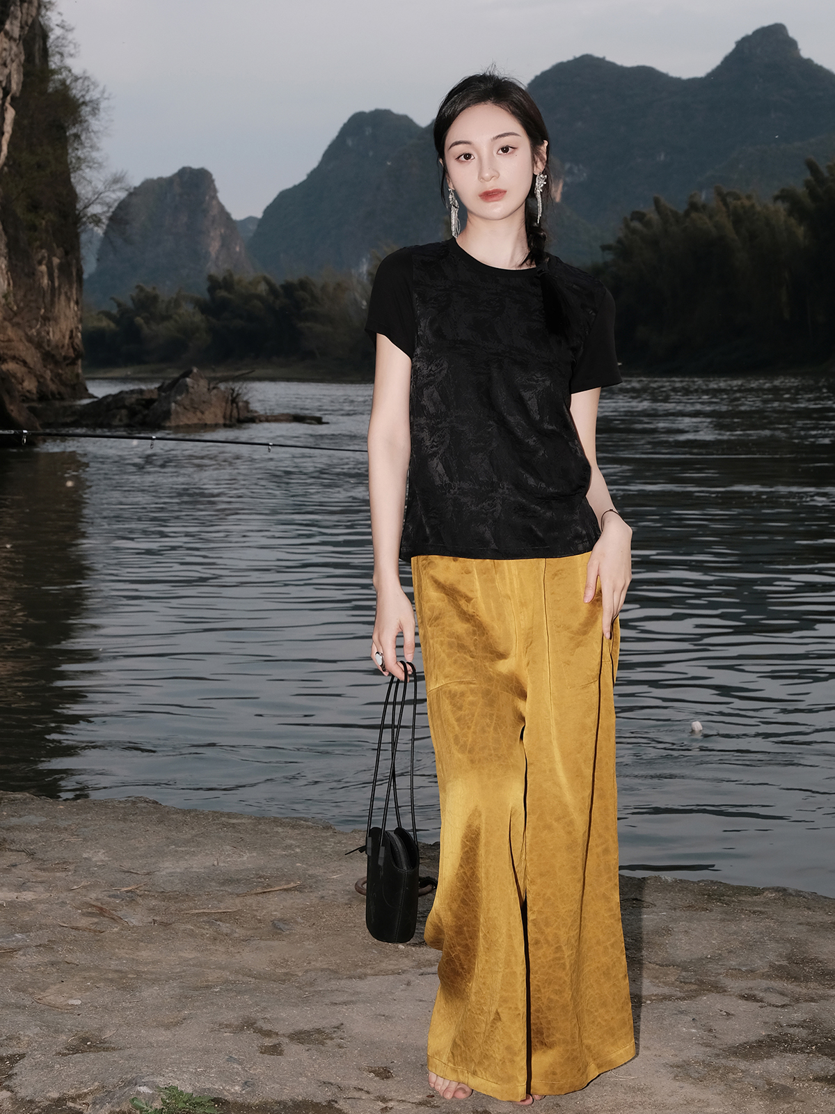 盛唐婧 |桑蚕丝提花宽松百搭T恤-黑色