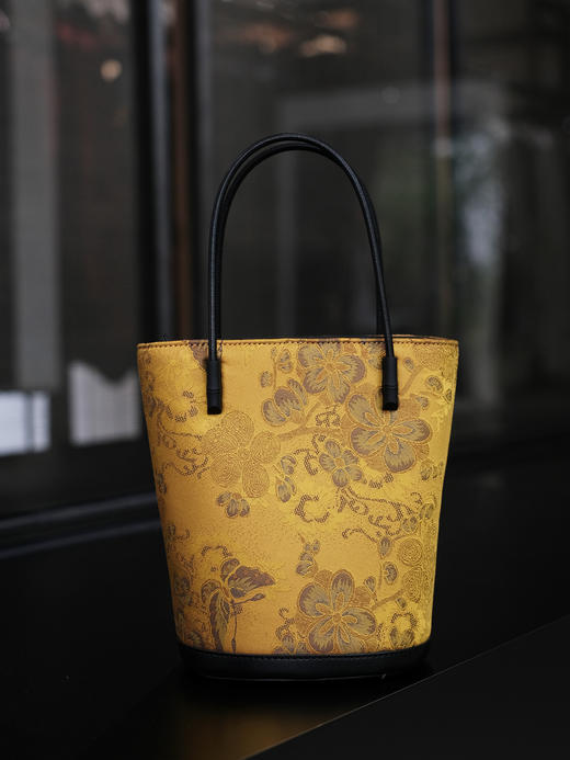 盛唐婧 |真丝宋锦花香引蝶手提包（特价品）(特殊商品不退不换) 商品图1