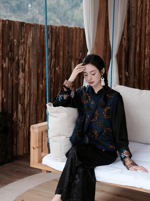 盛唐婧 |真丝重缎香云纱团花马甲 商品图2