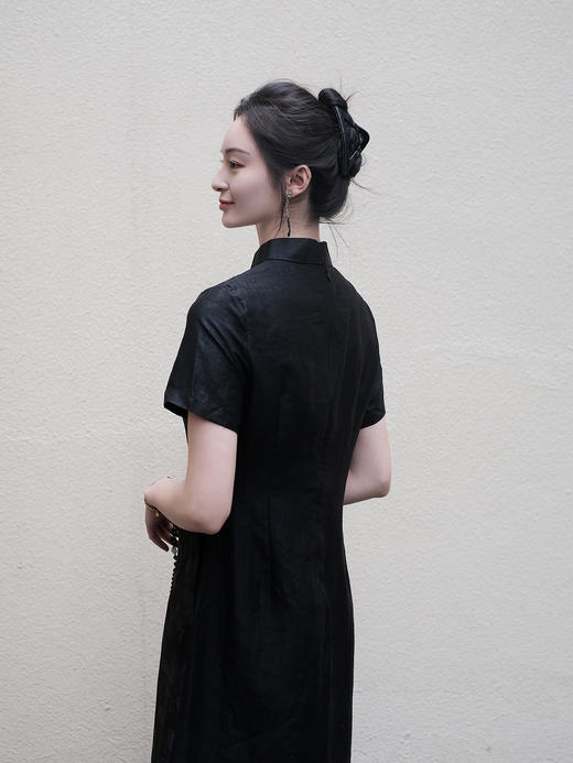 盛唐婧 |真丝香云纱龟裂纹奥黛连衣裙 商品图6