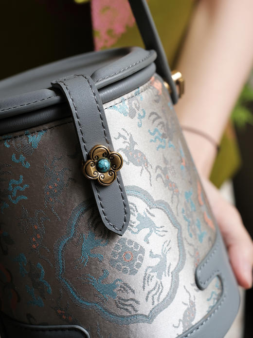 盛唐婧 |真丝宋锦鹤鹿同春水桶包[特价品](特殊商品不退不换) 商品图1