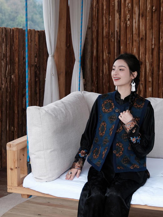 盛唐婧 |真丝重缎香云纱团花马甲 商品图3