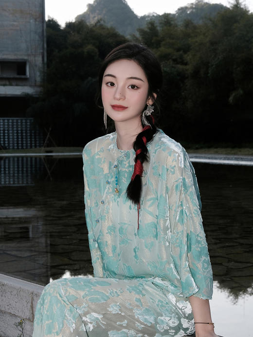 微瑕秒杀 | 盛唐婧 |蒂芙尼蓝国风丝绒上衣[特价品](特殊商品不退不换) 商品图5