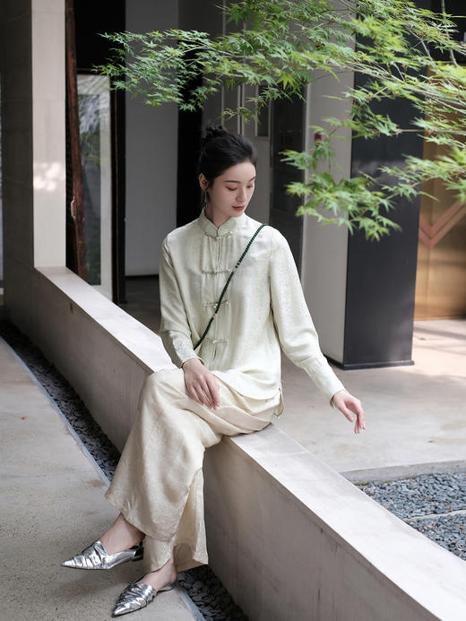 盛唐婧 |真丝花罗百搭对襟衬衫-白绿色 商品图2