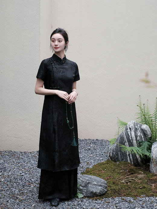 盛唐婧 |真丝香云纱龟裂纹奥黛连衣裙 商品图7