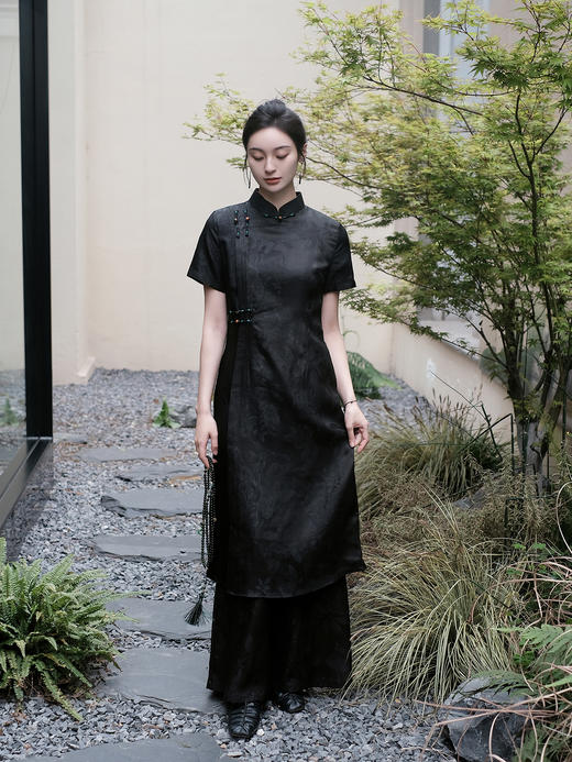 盛唐婧 |真丝香云纱龟裂纹奥黛连衣裙 商品图0