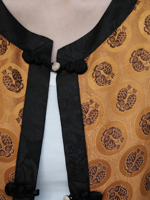 盛唐婧 |限量款 真丝宋锦双鱼马甲-金黄 商品图1