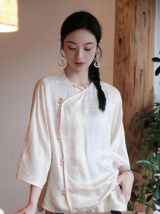 盛唐婧 |米杏色国风提花上衣[特价品] 商品图1