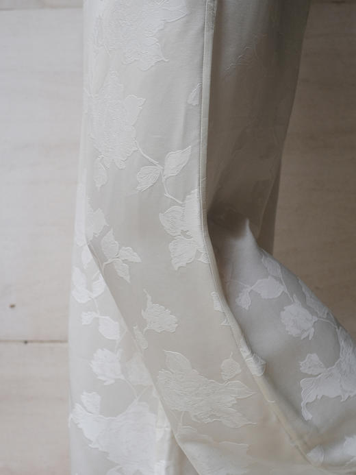 盛唐婧 |桑蚕丝重缎折枝玫瑰花直筒裤-白色 商品图6