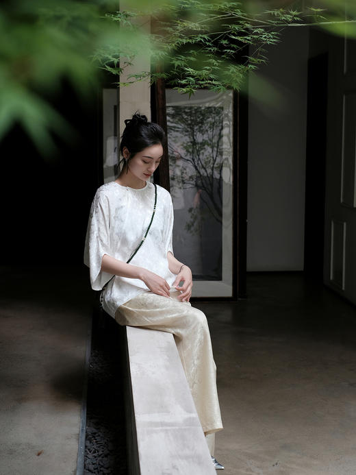 盛唐婧 |圆领团花丝麻提花宽袖上衣-白色 商品图5