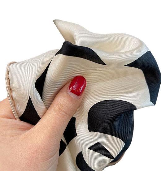 XL- 192676法式经典山茶花黑米雅致篙级斜纹绸 14姆米桑蚕丝斜纹真丝丝巾 商品图4