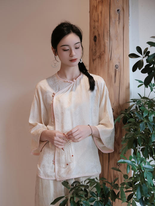 盛唐婧 |米杏色国风提花上衣[特价品] 商品图2