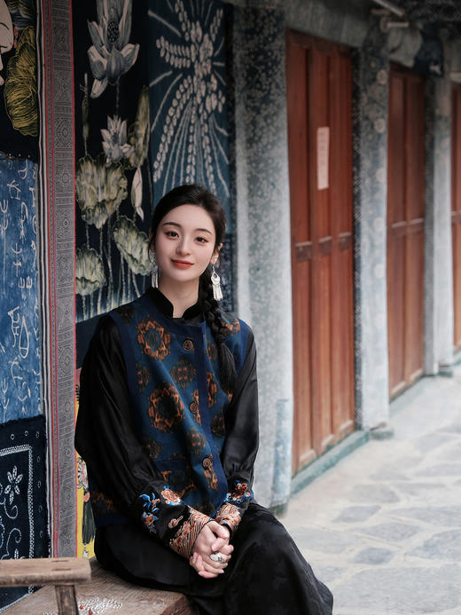 盛唐婧 |真丝重缎香云纱团花马甲 商品图4