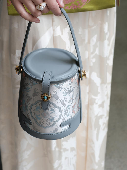 盛唐婧 |真丝宋锦鹤鹿同春水桶包[特价品](特殊商品不退不换) 商品图3